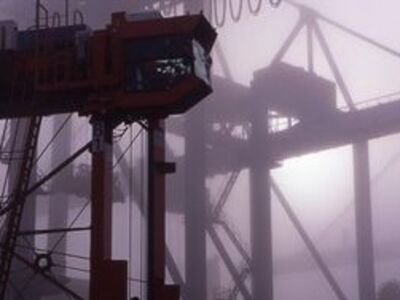 [Translate to English:] Containerbrücke im Hamburger Hafen im Morgennebel