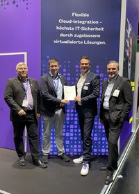Handover of the certificate of approval for genuscreen Virtual