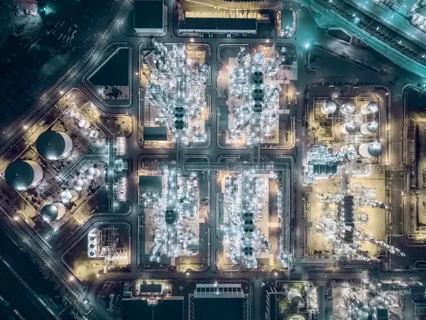 Luftaufnahme Ölraffinerie bei Nacht