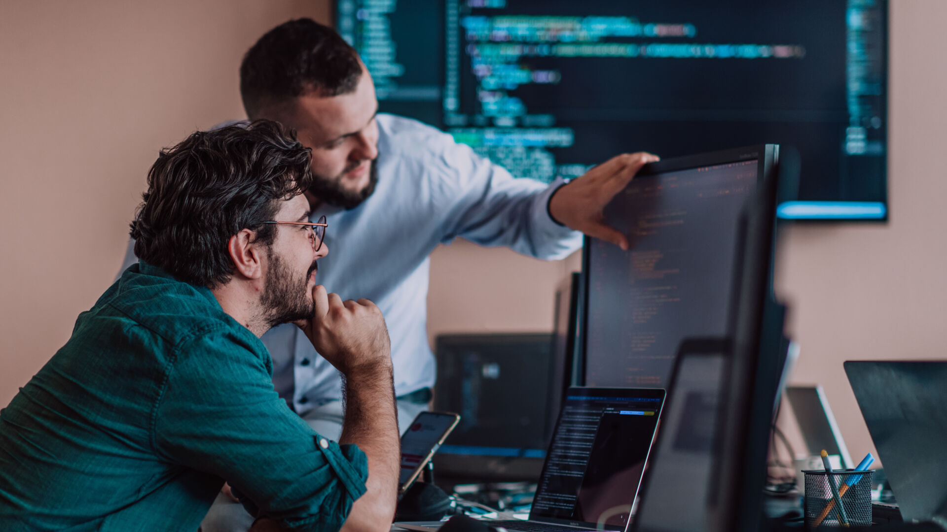 Zwei Männer arbeiten an einem IT Forschungsprojekt